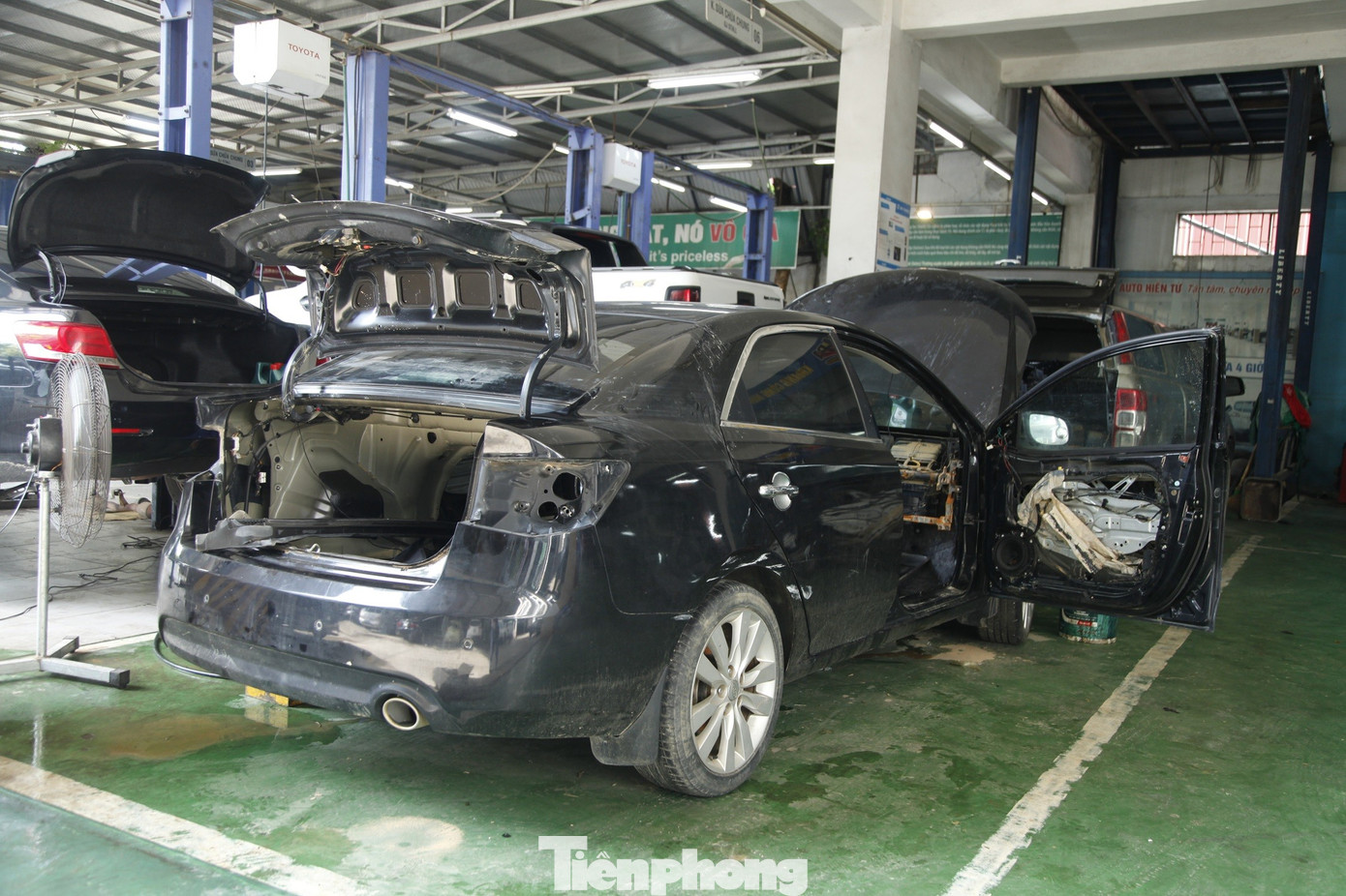 Sau lũ lịch sử, ô tô tiền tỷ bị ngập nước nằm chờ 'cấp cứu'- Ảnh 5.