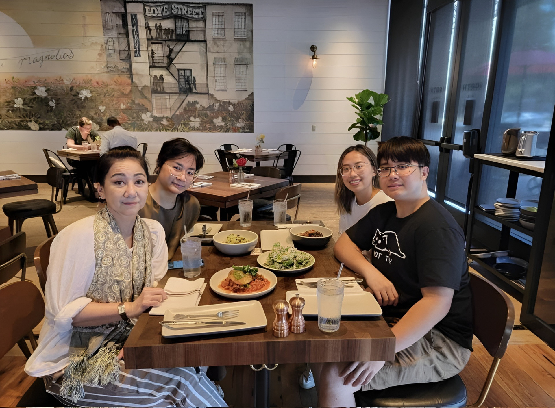 “Ngọc nữ cải lương” một thời: 2 lần đò, 62 tuổi làm nhân viên spa, thuê nhà 52 triệu đồng/tháng- Ảnh 7. “Ngọc nữ cải lương” một thời: 2 lần đò, 62 tuổi làm nhân viên spa, thuê nhà 52 triệu đồng/tháng- Ảnh 7.