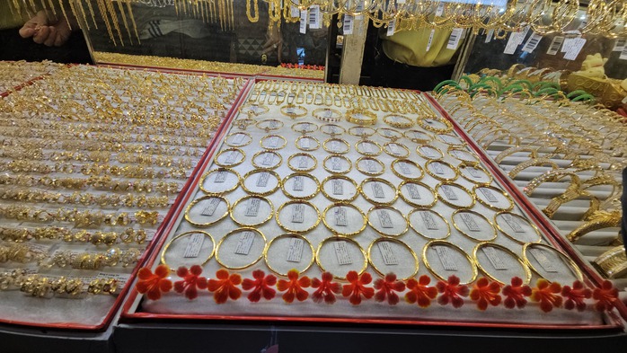 Gi&aacute; v&agrave;ng tăng cao , người mua cưới gặp kh&oacute; khăn v&agrave; người vay v&agrave;ng lo lắng - Ảnh 2.