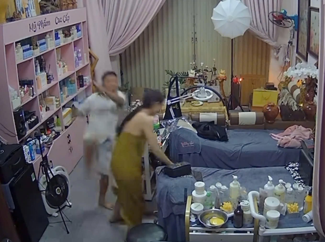 Đánh vợ cũ và con trai dã man, người đàn ông ở Gia Lai đối mặt chế tài nào?- Ảnh 1. Đánh vợ cũ và con trai dã man, người đàn ông ở Gia Lai đối mặt chế tài nào?- Ảnh 1.