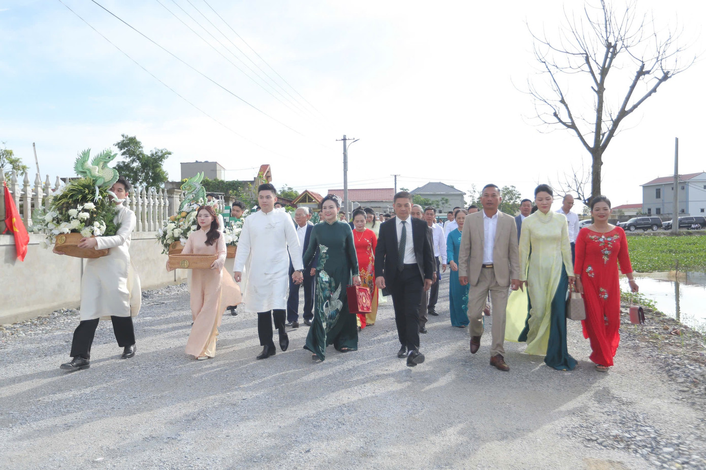 Chủ tịch tập đoàn Sơn Hải và phu nhân gây sốt- Ảnh 2. Chủ tịch tập đoàn Sơn Hải và phu nhân gây sốt- Ảnh 2.