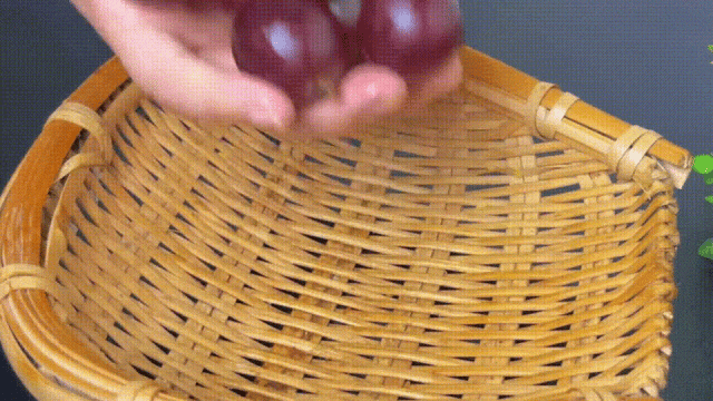 D&ugrave;ng muối v&agrave; baking soda rửa nho l&agrave; sai, đ&acirc;y mới l&agrave; c&aacute;ch đ&uacute;ng khiến trứng c&ocirc;n tr&ugrave;ng cũng phải tự động 