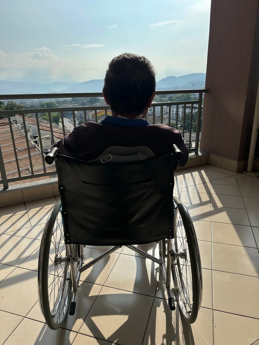 Bố cần 370 triệu để phẫu thuật nhưng 3 con trai trốn tránh, con gái út lái Porsche về thăm nói một câu khiến tất cả cúi gằm mặt- Ảnh 1.