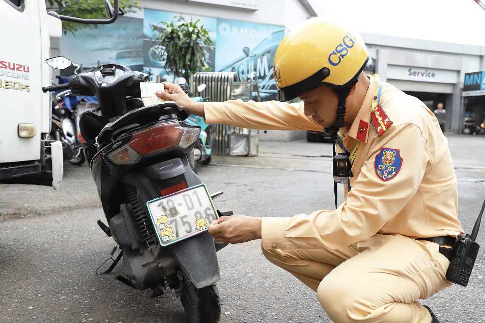 CSGT Hà Nội xử phạt nhiều xe máy che biển kiểm soát để tránh bị ghi hình- Ảnh 1.
