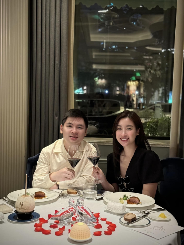 Chủ tịch Hà Nội FC bất ngờ làm điều lãng mạn cho Đỗ Mỹ Linh, còn ai gièm pha thiếu gia không thương vợ?- Ảnh 2. Chủ tịch Hà Nội FC bất ngờ làm điều lãng mạn cho Đỗ Mỹ Linh, còn ai gièm pha thiếu gia không thương vợ?- Ảnh 2.