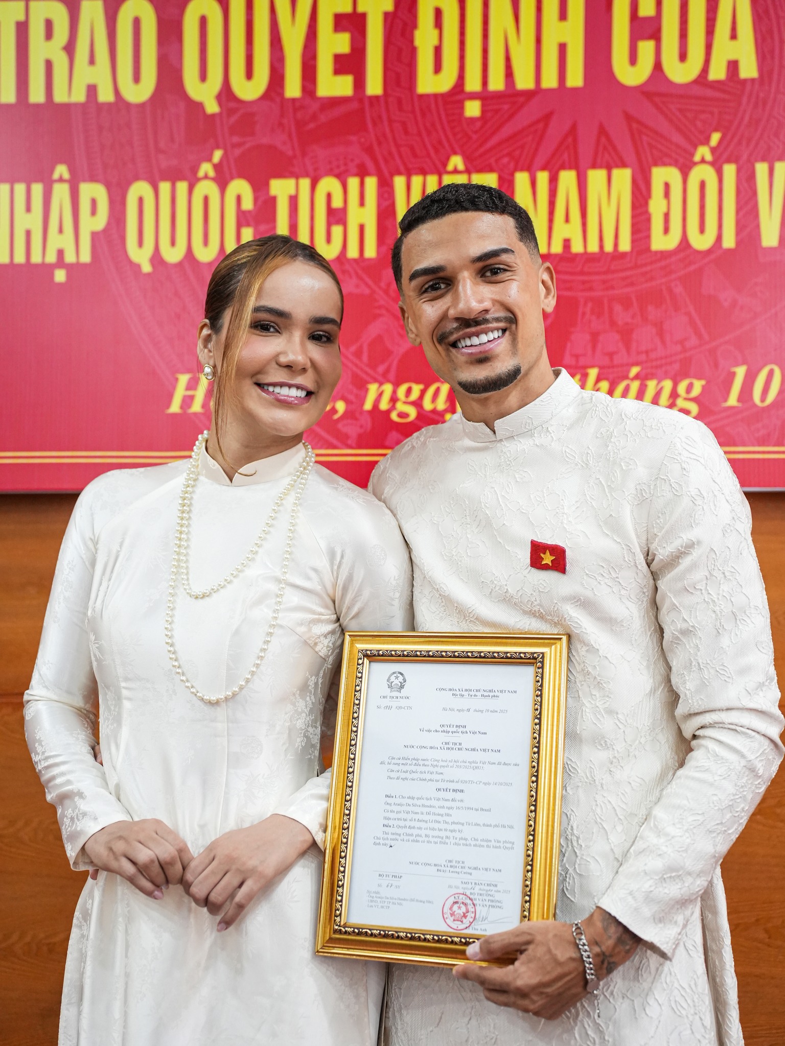Đỗ Hoàng Hên mặc áo dài, xúc động hát Quốc ca ngày chính thức nhập tịch Việt Nam- Ảnh 2. Đỗ Hoàng Hên mặc áo dài, xúc động hát Quốc ca ngày chính thức nhập tịch Việt Nam- Ảnh 2.