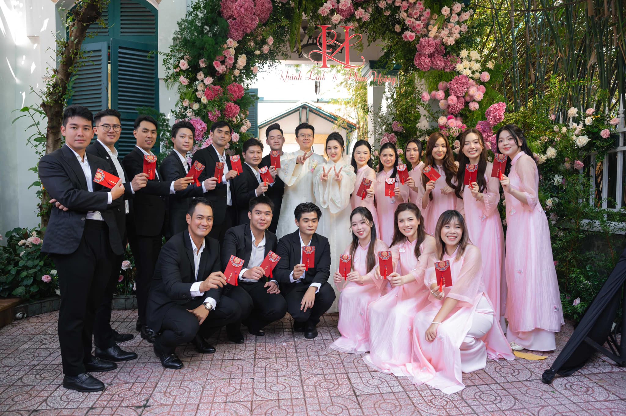 Hỷ sự 0 vàng của thiếu gia Phan Hoàng và ái nữ “tài phiệt”: Giật mình nhìn sang các đám cưới siêu giàu khác- Ảnh 6. Hỷ sự 0 vàng của thiếu gia Phan Hoàng và ái nữ “tài phiệt”: Giật mình nhìn sang các đám cưới siêu giàu khác- Ảnh 6.