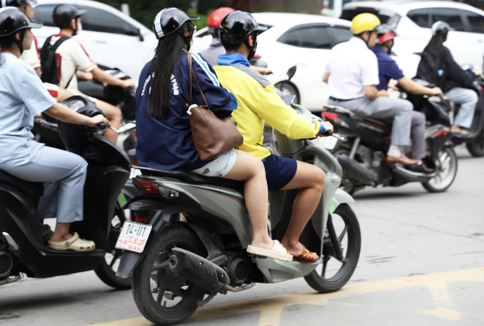 CSGT Hà Nội xử phạt nhiều xe máy che biển kiểm soát để tránh bị ghi hình- Ảnh 2.