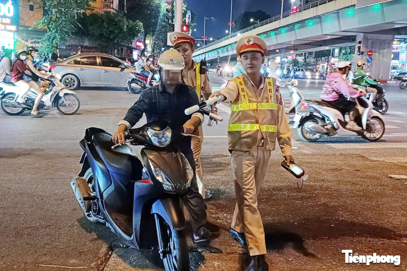 Hà Nội: Uống bia mừng bạn ra viện, nam tài xế bị CSGT xử phạt- Ảnh 1. Hà Nội: Uống bia mừng bạn ra viện, nam tài xế bị CSGT xử phạt- Ảnh 1.