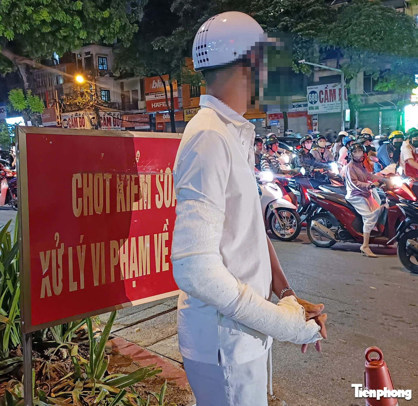 Hà Nội: Uống bia mừng bạn ra viện, nam tài xế bị CSGT xử phạt- Ảnh 3. Hà Nội: Uống bia mừng bạn ra viện, nam tài xế bị CSGT xử phạt- Ảnh 3.