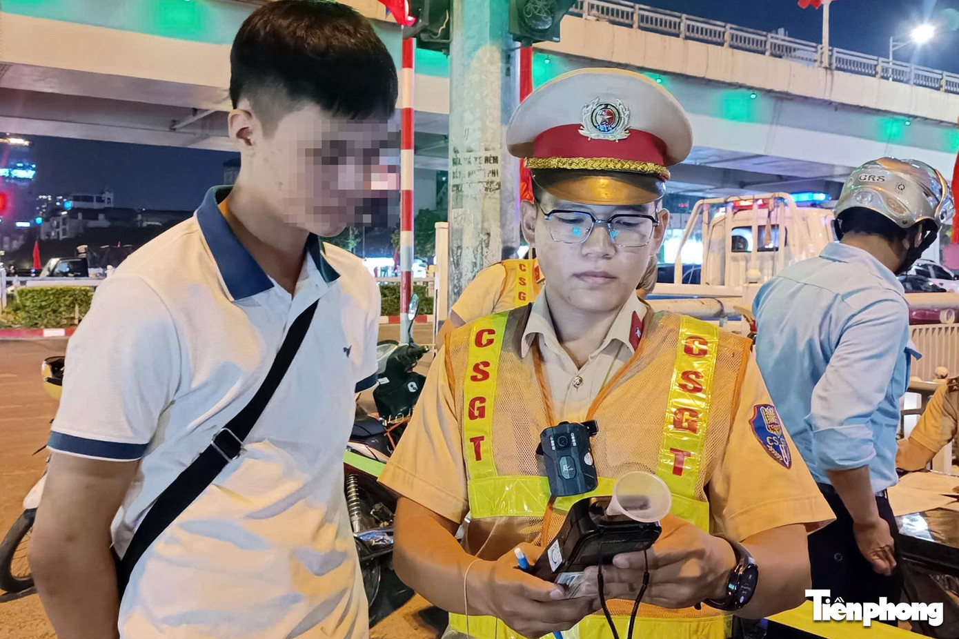 Hà Nội: Uống bia mừng bạn ra viện, nam tài xế bị CSGT xử phạt- Ảnh 2. Hà Nội: Uống bia mừng bạn ra viện, nam tài xế bị CSGT xử phạt- Ảnh 2.