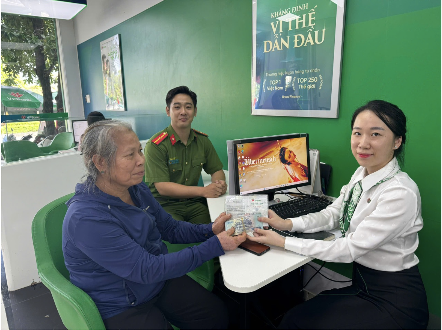 Bà lão 75 tuổi đến VP Bank yêu cầu rút toàn bộ tiền tiết kiệm: Chiêu lừa đảo qua Zalo khiến nhiều người "vào tròng"- Ảnh 1. Bà lão 75 tuổi đến VP Bank yêu cầu rút toàn bộ tiền tiết kiệm: Chiêu lừa đảo qua Zalo khiến nhiều người "vào tròng"- Ảnh 1.