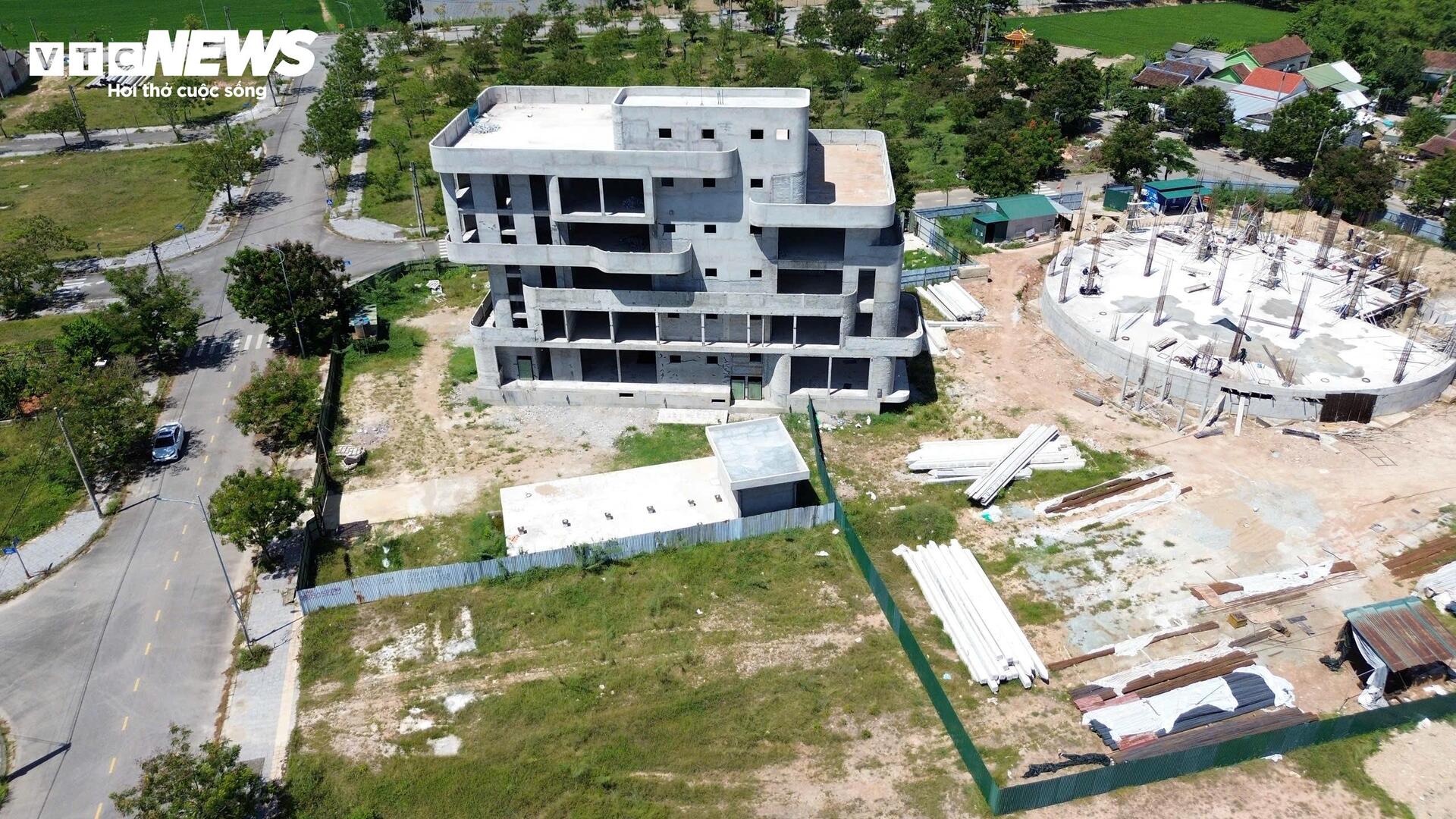 Cận cảnh toà nhà công nghệ ở Huế 'đứng bánh' vì nhà thầu thi công 'chạy làng'- Ảnh 1.