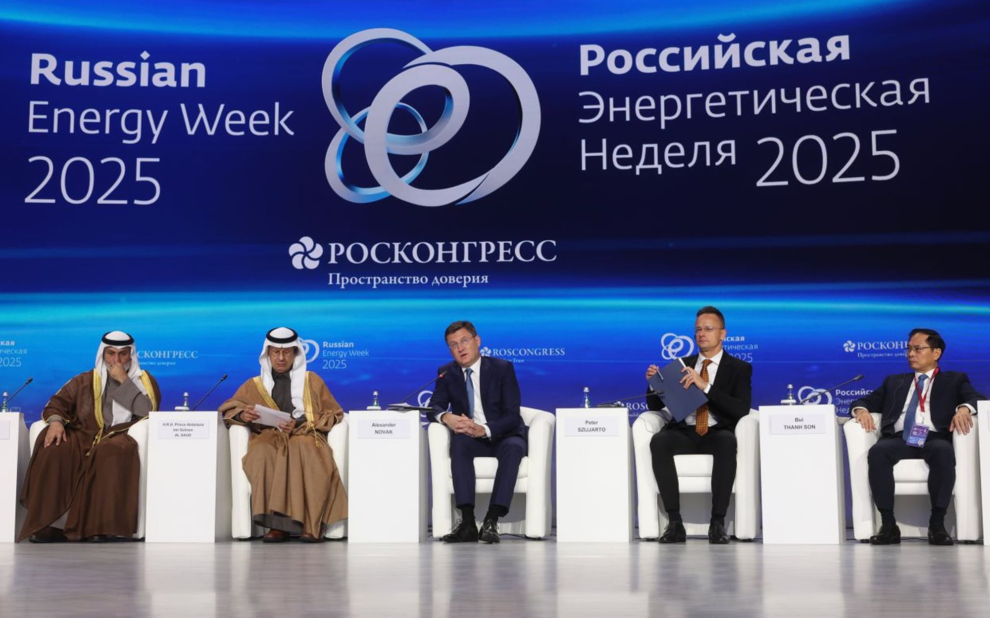 Singapore thông qua thuế nhiên liệu xanh cho các chuyến bay- Ảnh 2. Sang Nga tham dự Diễn đàn gần 5.000 người, Việt Nam chia sẻ quan trọng về kho cảng LNG dọc đất nước