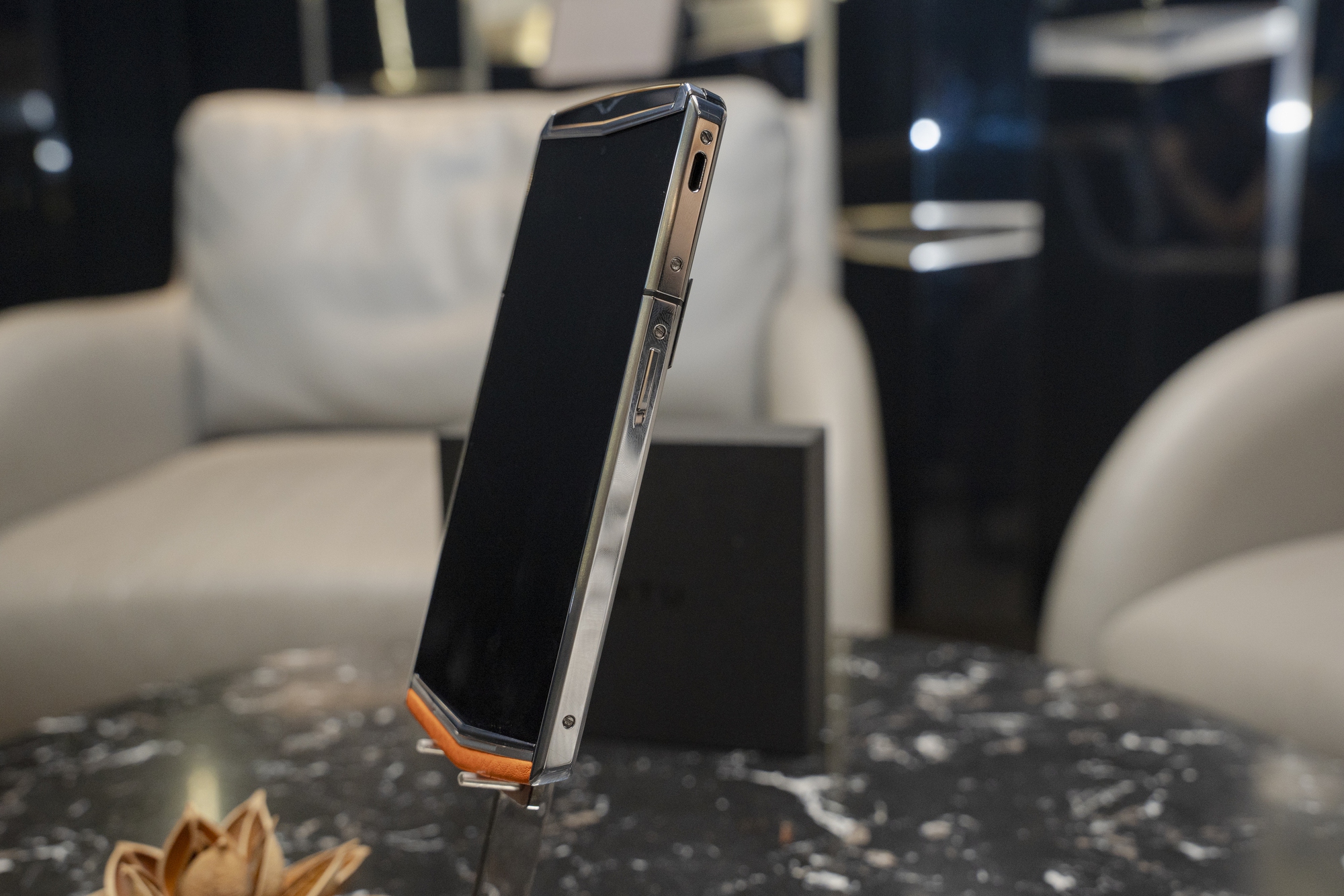 Khung thép chịu lực 150kg, bảo mật quân sự: Smartphone độc nhất thế giới lộ diện, khách Việt có thể mua- Ảnh 3. Khung thép chịu lực 150kg, bảo mật quân sự: Smartphone độc nhất thế giới lộ diện, khách Việt có thể mua- Ảnh 3.