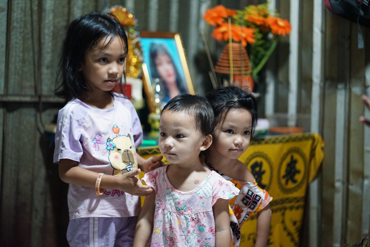 Ba đi xa, mẹ mất, ba chị em nhỏ vẫn cùng nhau đi bán vé số mưu sinh ở TP.HCM- Ảnh 3. Ba đi xa, mẹ mất, ba chị em nhỏ vẫn cùng nhau đi bán vé số mưu sinh ở TP.HCM- Ảnh 3.