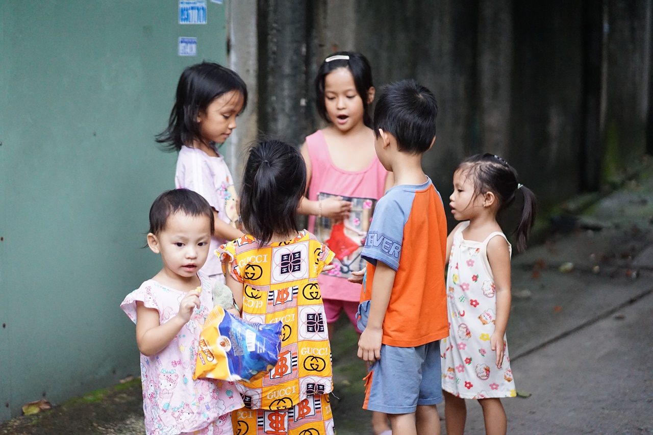 Ba đi xa, mẹ mất, ba chị em nhỏ vẫn cùng nhau đi bán vé số mưu sinh ở TP.HCM- Ảnh 6. Ba đi xa, mẹ mất, ba chị em nhỏ vẫn cùng nhau đi bán vé số mưu sinh ở TP.HCM- Ảnh 6.