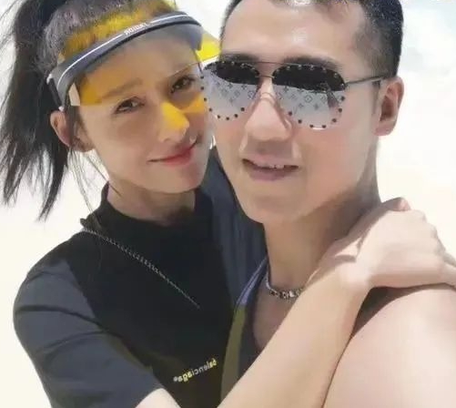 Vụ chồng đại gia của "mỹ nhân phim giờ vàng" bị bắt: Phát hiện sổ đen bao nuôi, mua dâm bằng tiền lừa đảo- Ảnh 5. Vụ chồng đại gia của "mỹ nhân phim giờ vàng" bị bắt: Phát hiện sổ đen bao nuôi, mua dâm bằng tiền lừa đảo- Ảnh 5.