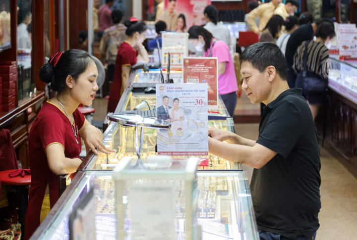 Vàng tăng điên loạn: Người có chút tích trữ còm cõi làm gì để giữ tiền?- Ảnh 4. Vàng tăng điên loạn: Người có chút tích trữ còm cõi làm gì để giữ tiền?- Ảnh 4.