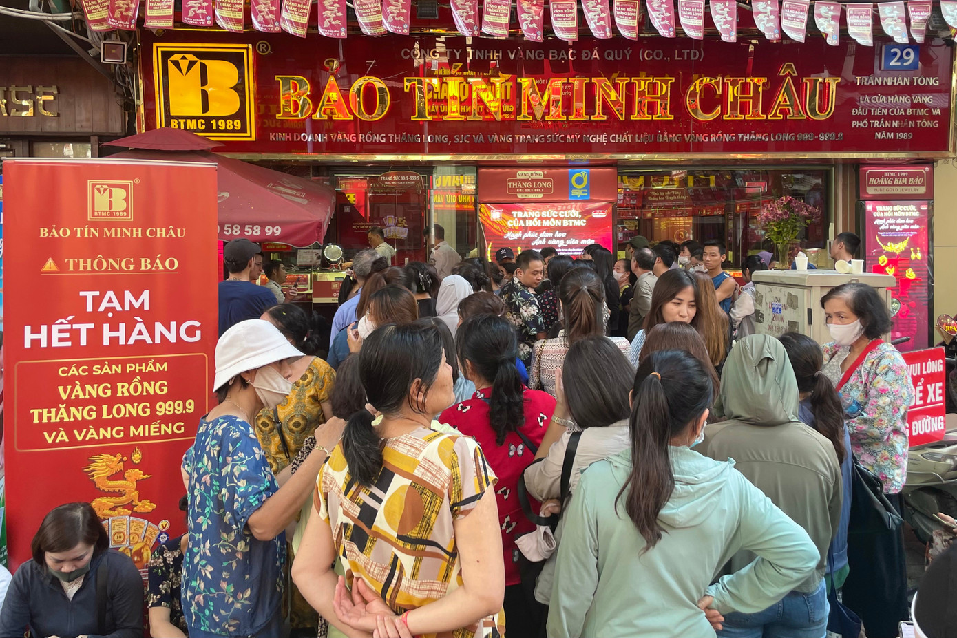 Giá vàng vượt mọi dự báo, khuyến nghị người dân thận trọng - Ảnh 1. Giá vàng vượt mọi dự báo, khuyến nghị người dân thận trọng - Ảnh 1.