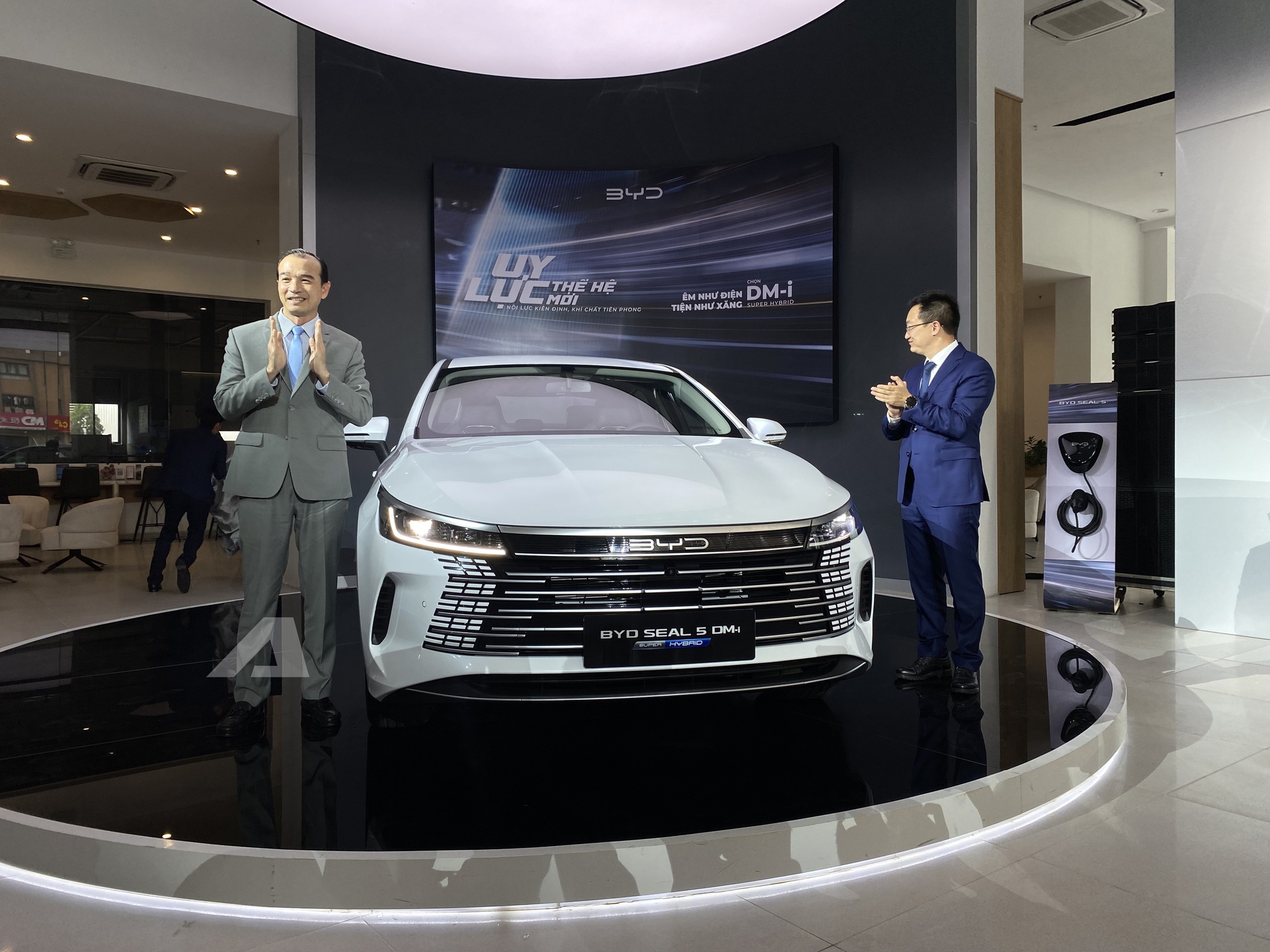 BYD Seal 5 ra mắt Việt Nam: Giá 696 triệu đồng, cùng cỡ Civic, máy hybrid cắm sạc tiêu thụ 3,8 lít/100km- Ảnh 2. BYD Seal 5 ra mắt Việt Nam: Giá 696 triệu đồng, cùng cỡ Civic, máy hybrid cắm sạc tiêu thụ 3,8 lít/100km- Ảnh 2.