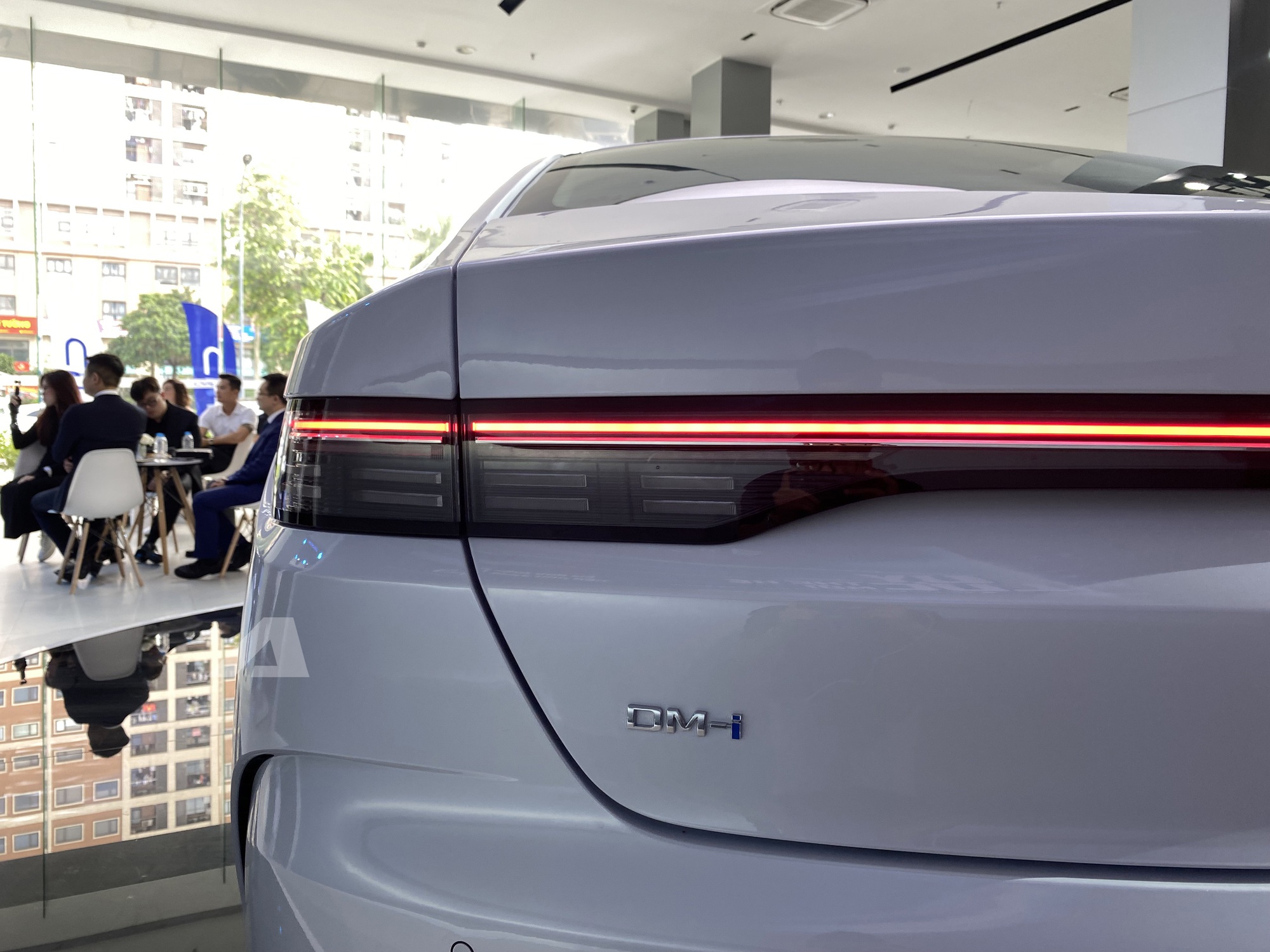 BYD Seal 5 ra mắt Việt Nam: Giá 696 triệu đồng, cùng cỡ Civic, máy hybrid cắm sạc tiêu thụ 3,8 lít/100km- Ảnh 7. BYD Seal 5 ra mắt Việt Nam: Giá 696 triệu đồng, cùng cỡ Civic, máy hybrid cắm sạc tiêu thụ 3,8 lít/100km- Ảnh 7.