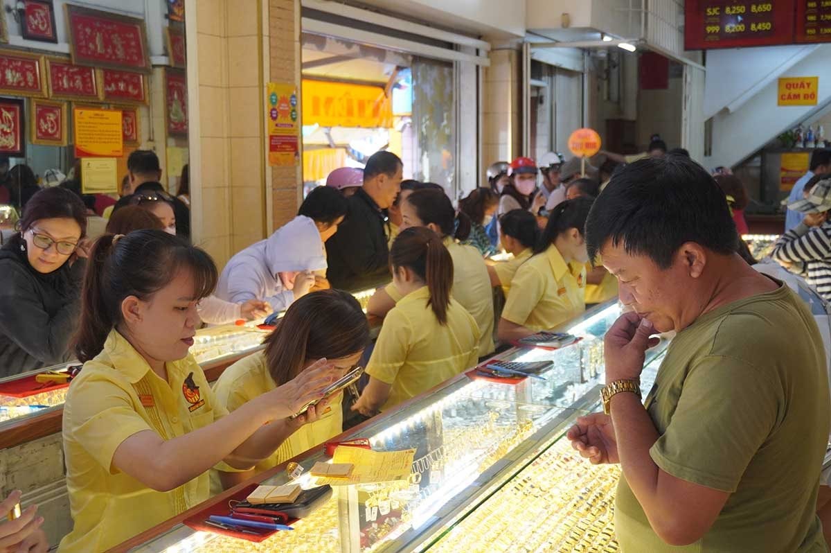 Giá vàng biến động, người mua vàng có thể vi phạm nếu không lưu ý quy định mới này- Ảnh 1. Giá vàng biến động, người mua vàng có thể vi phạm nếu không lưu ý quy định mới này- Ảnh 1.