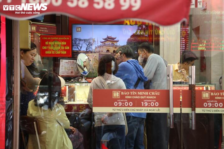 Vàng vượt 152 triệu/lượng: Bị hạn chế 2 ngày mới được mua, khách quay ra ôm bạc- Ảnh 6. Vàng vượt 152 triệu/lượng: Bị hạn chế 2 ngày mới được mua, khách quay ra ôm bạc- Ảnh 6.