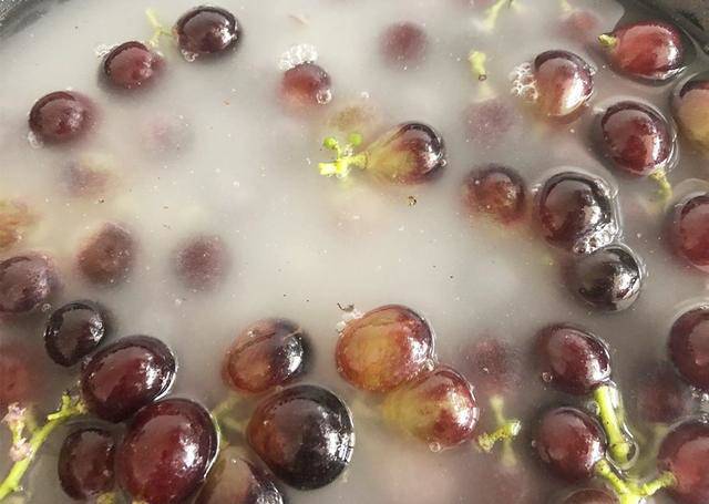 D&ugrave;ng muối v&agrave; baking soda rửa nho l&agrave; sai, đ&acirc;y mới l&agrave; c&aacute;ch đ&uacute;ng khiến trứng c&ocirc;n tr&ugrave;ng cũng phải tự động 