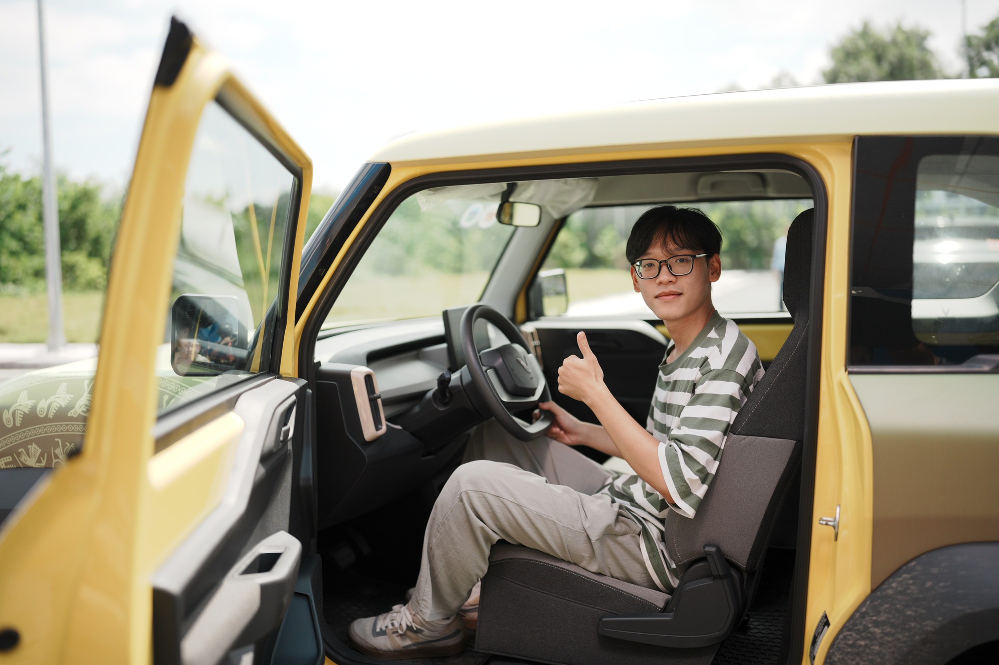 Chuyển đổi xanh ngay từ chiếc ô tô đầu tiên: Người trẻ háo hức chào đón xe điện- Ảnh 4. Chuyển đổi xanh ngay từ chiếc ô tô đầu tiên: Người trẻ háo hức chào đón xe điện- Ảnh 4.