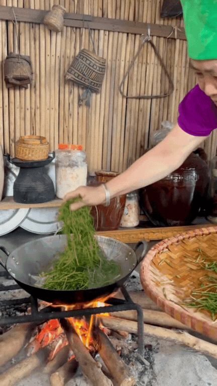 M&oacute;n rau T&acirc;y Bắc g&acirc;y sốt TikTok: Phắc c&uacute;t t&ograve; ng&ograve;ng l&agrave; g&igrave; m&agrave; ai xem cũng muốn ăn thử?- Ảnh 7.