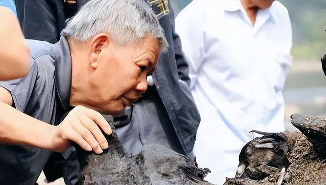 Sông sâu chảy xiết bỗng cạn khô cả đáy, bảo vật nghìn năm được phát hiện khiến cả làng hân hoan- Ảnh 3.