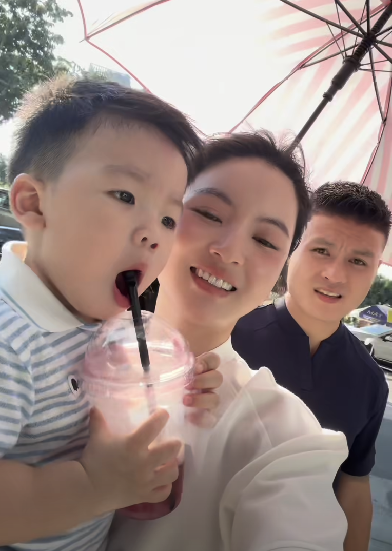 Vợ chồng Quang Hải - Chu Thanh Huyền dạo n&agrave;y- Ảnh 1.