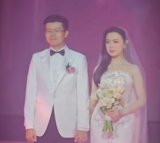 Hỷ sự 0 vàng của thiếu gia Phan Hoàng và ái nữ “tài phiệt”: Giật mình nhìn sang các đám cưới siêu giàu khác- Ảnh 8. Hỷ sự 0 vàng của thiếu gia Phan Hoàng và ái nữ “tài phiệt”: Giật mình nhìn sang các đám cưới siêu giàu khác- Ảnh 8.