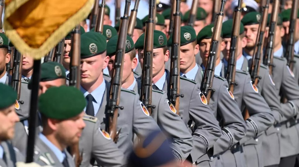 'Xổ số nhập ngũ' đẩy Berlin vào 'tâm bão': Đức vật lộn với tham vọng 'quân đội chính quy mạnh nhất châu Âu'- Ảnh 1. 'Xổ số nhập ngũ' đẩy Berlin vào 'tâm bão': Đức vật lộn với tham vọng 'quân đội chính quy mạnh nhất châu Âu'- Ảnh 1.