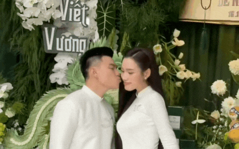 Hoa hậu Đỗ Hà và chồng thiếu gia tập đoàn Sơn Hải quá đáng...- Ảnh 1. Hoa hậu Đỗ Hà và chồng thiếu gia tập đoàn Sơn Hải quá đáng...- Ảnh 1.