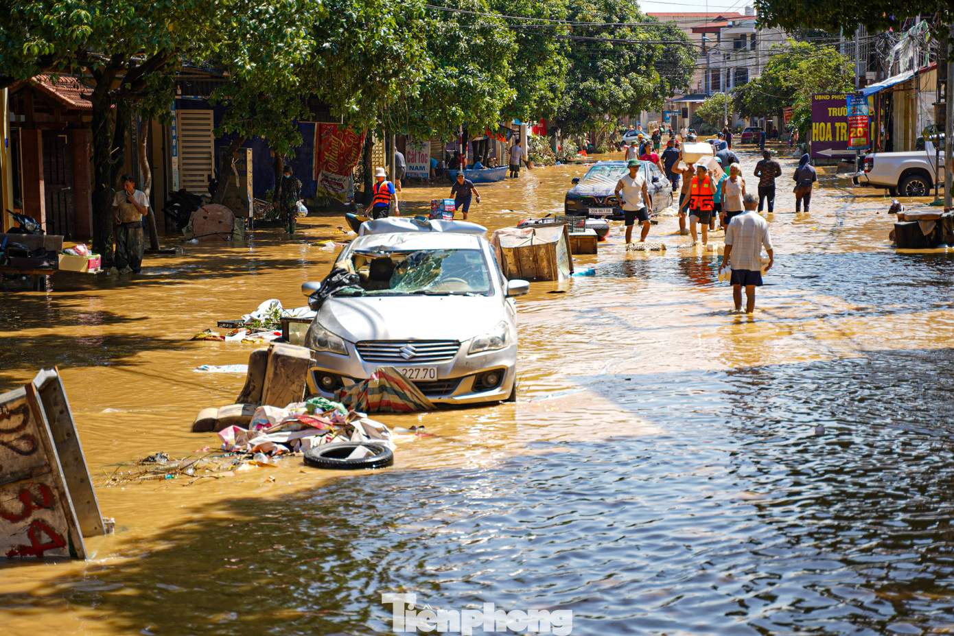 Hàng nghìn xe ngập nước, gara ở Thái Nguyên làm xuyên đêm vẫn quá tải- Ảnh 1.