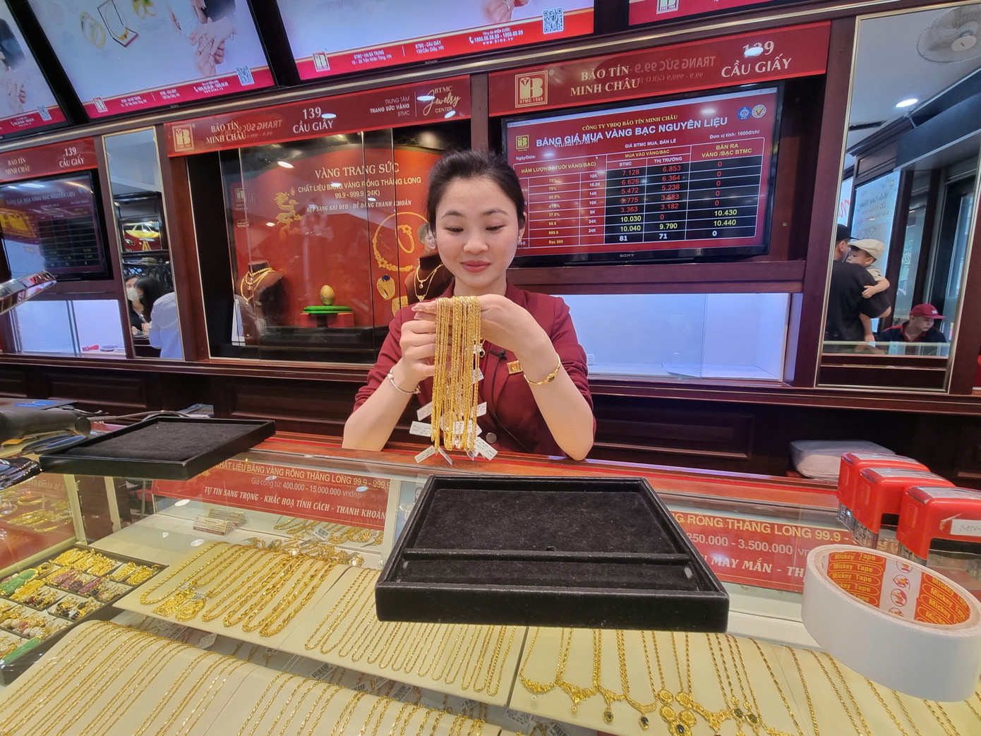 Giá vàng 'chợ đen' lên tới 170 triệu đồng/lượng - Ảnh 1. Giá vàng 'chợ đen' lên tới 170 triệu đồng/lượng - Ảnh 1.