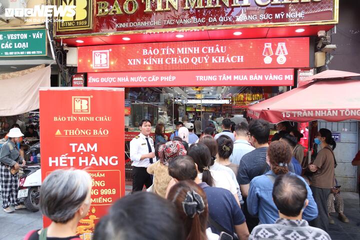 Vàng vượt 152 triệu/lượng: Bị hạn chế 2 ngày mới được mua, khách quay ra ôm bạc- Ảnh 1. Vàng vượt 152 triệu/lượng: Bị hạn chế 2 ngày mới được mua, khách quay ra ôm bạc- Ảnh 1.