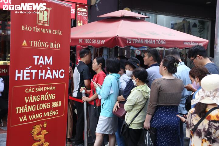 Vàng vượt 152 triệu/lượng: Bị hạn chế 2 ngày mới được mua, khách quay ra ôm bạc- Ảnh 3. Vàng vượt 152 triệu/lượng: Bị hạn chế 2 ngày mới được mua, khách quay ra ôm bạc- Ảnh 3.