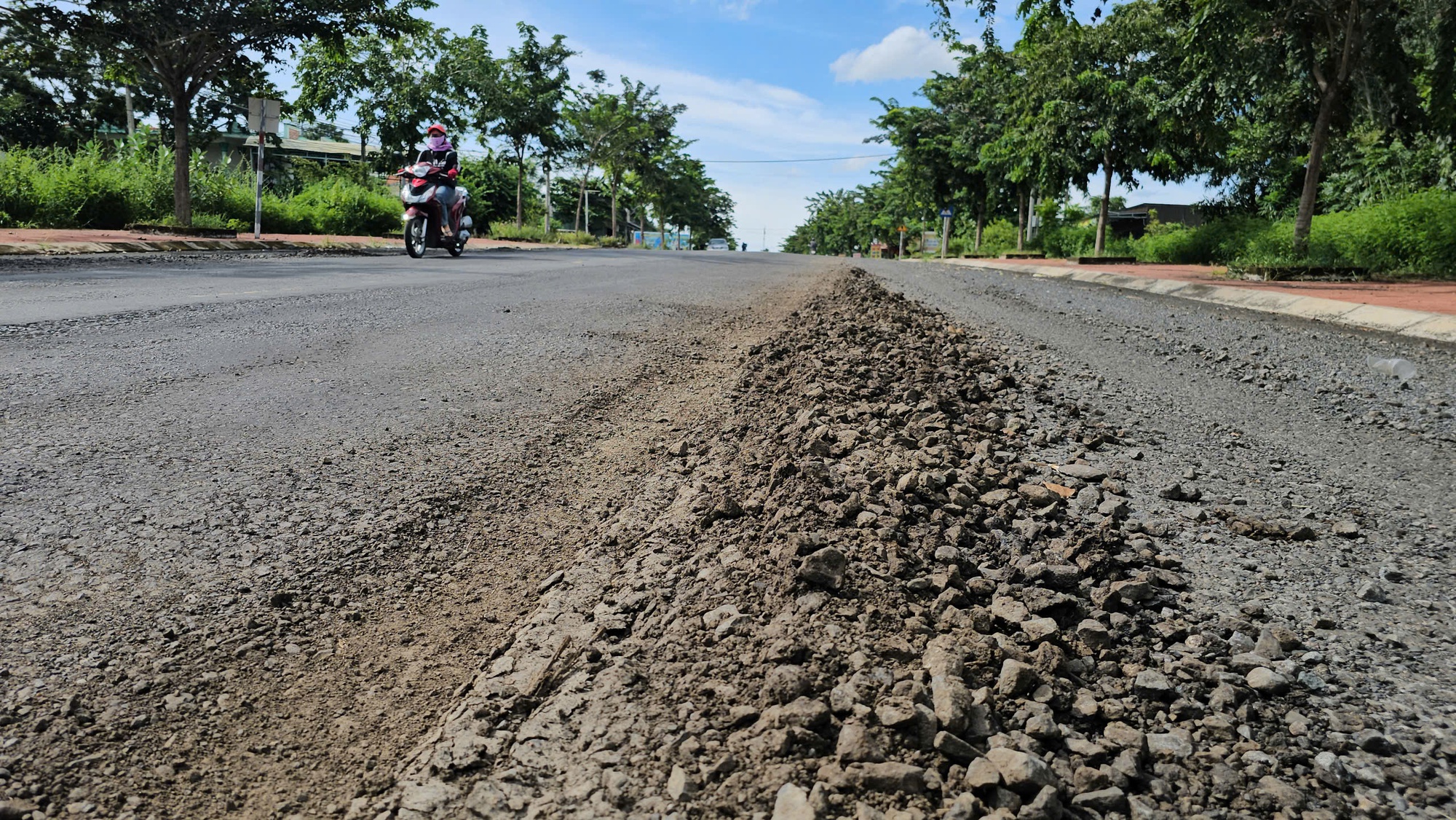 UBND tỉnh Gia Lai chỉ đạo làm rõ vụ "Ngán ngẩm đường vừa làm xong đã nát bươm"- Ảnh 1. UBND tỉnh Gia Lai chỉ đạo làm rõ vụ "Ngán ngẩm đường vừa làm xong đã nát bươm"- Ảnh 1.