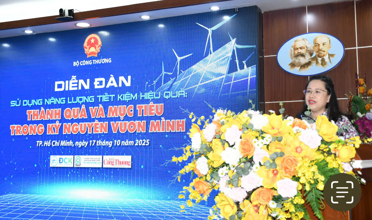 EVN khuyến khích và hỗ trợ người dân lắp điện mặt trời mái nhà tự dùng- Ảnh 1. EVN khuyến khích và hỗ trợ người dân lắp điện mặt trời mái nhà tự dùng- Ảnh 1.