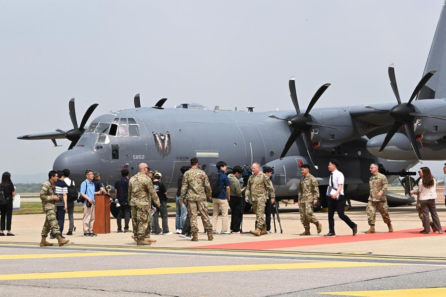 Căng thẳng Mỹ - H&agrave;n leo thang sau cuộc đột k&iacute;ch v&agrave;o Căn cứ Kh&ocirc;ng qu&acirc;n Osan- Ảnh 1.