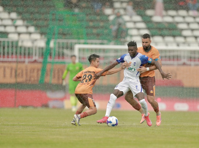 Vòng 7 V-League 2025-2026: Chờ màn thể hiện của tân HLV SLNA - Ảnh 2.