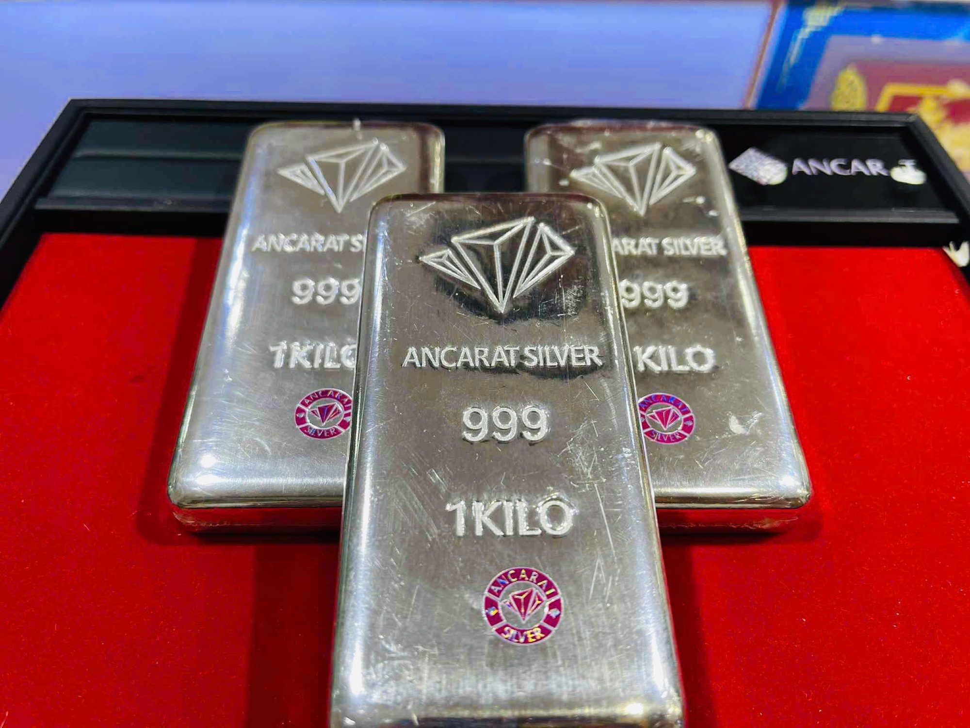 Giá bạc giảm mạnh, người dân "vét" cháy hàng- Ảnh 2. Giá bạc giảm mạnh, người dân "vét" cháy hàng- Ảnh 2.