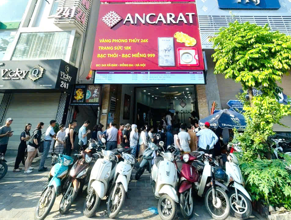 Giá bạc giảm mạnh, người dân "vét" cháy hàng- Ảnh 1. Giá bạc giảm mạnh, người dân "vét" cháy hàng- Ảnh 1.