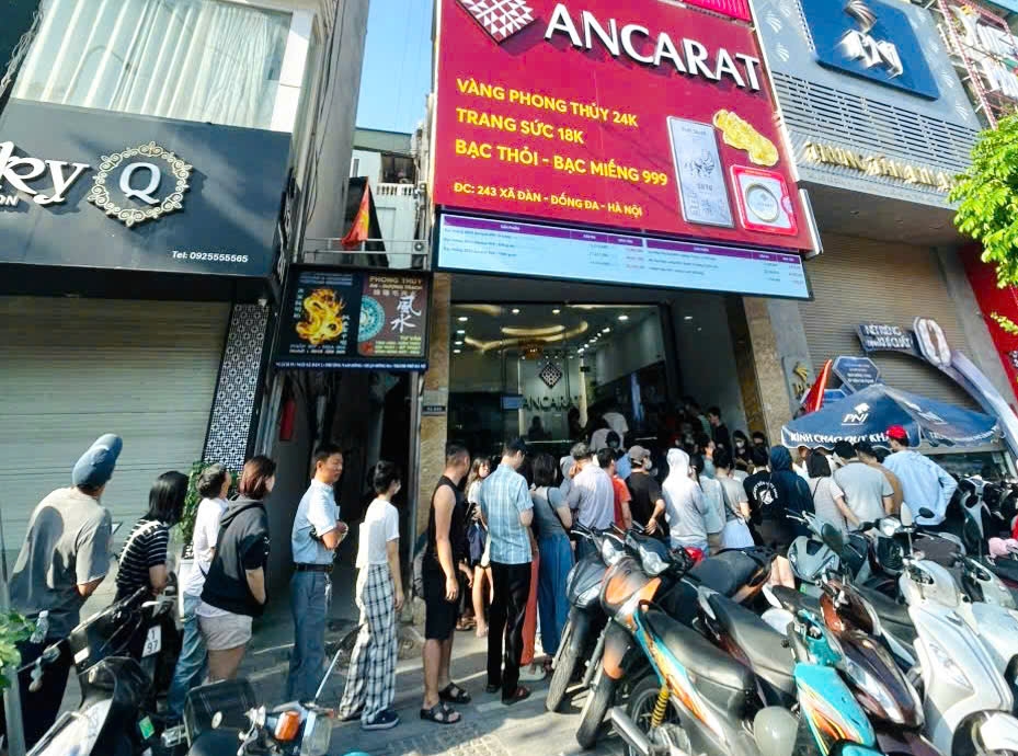 Giá bạc giảm mạnh, người dân "vét" cháy hàng- Ảnh 3. Giá bạc giảm mạnh, người dân "vét" cháy hàng- Ảnh 3.