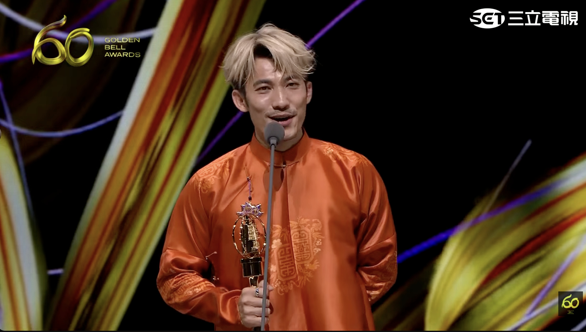 HOT: Lần đầu có diễn viên Việt Nam thắng Thị đế Kim Chung, mặc áo dài lên nhận giải trông oách vô cùng- Ảnh 2. HOT: Lần đầu có diễn viên Việt Nam thắng Thị đế Kim Chung, mặc áo dài lên nhận giải trông oách vô cùng- Ảnh 2.