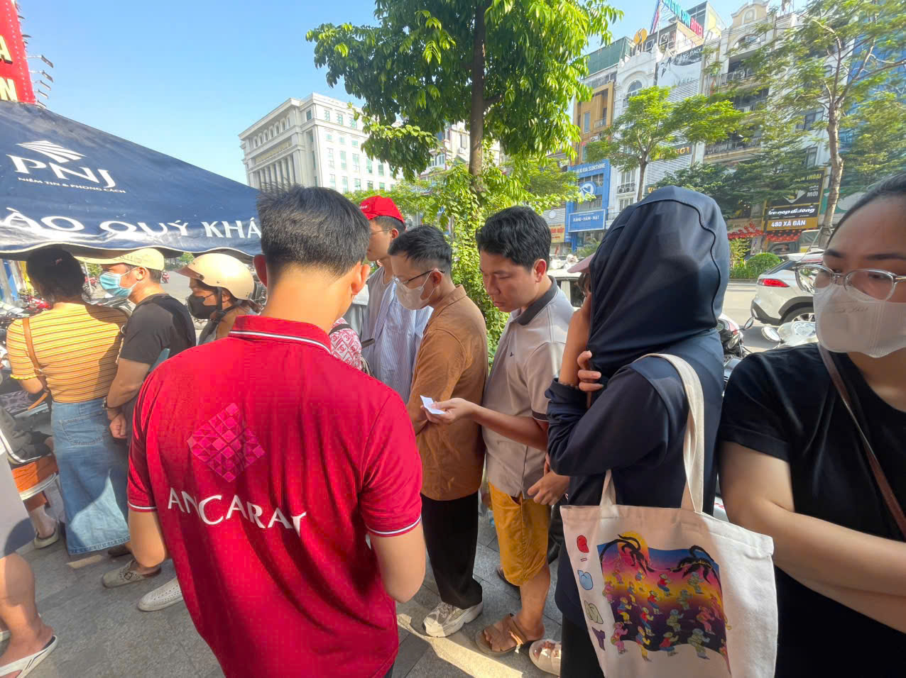 Giá bạc giảm mạnh, người dân "vét" cháy hàng- Ảnh 4. Giá bạc giảm mạnh, người dân "vét" cháy hàng- Ảnh 4.