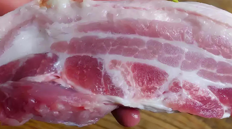 Đừng ham rẻ khi mua thịt heo: 4 loại thịt rẻ mấy cũng tuyệt đối không nên lấy- Ảnh 1. Đừng ham rẻ khi mua thịt heo: 4 loại thịt rẻ mấy cũng tuyệt đối không nên lấy- Ảnh 1.
